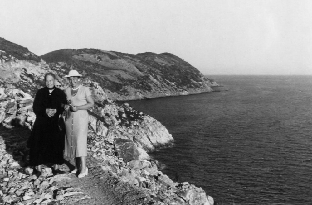 Colle di Palombaia - Elsa Meyer passeggia sul sentiero lungomare