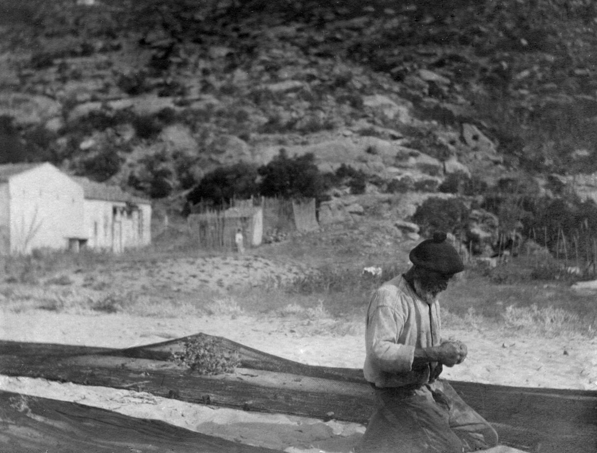 Cavoli - Pescatore che cuce le reti