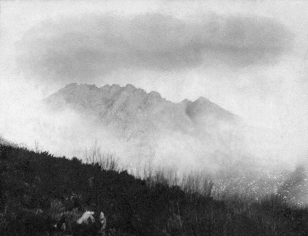 Monte Capanne che emerge dalle nubi