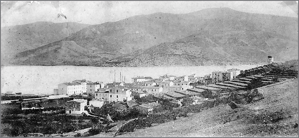 Marina di Campo - Panorama: il paese, la baia e le montagne verso Capo Fonza