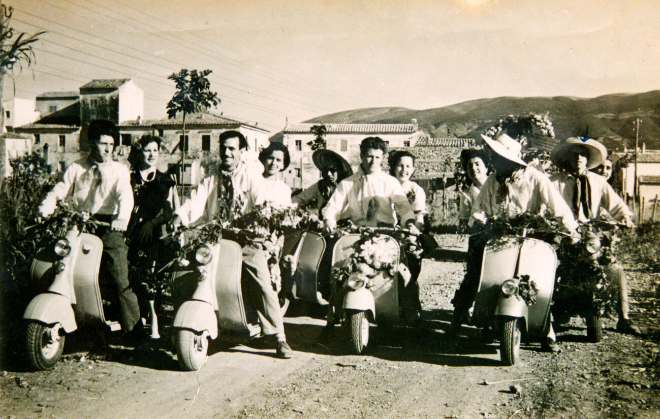 Gruppo in vespa alla Festa dei fiori