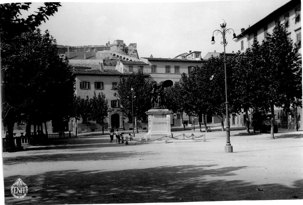 Piazza della Repubblica con il monumento