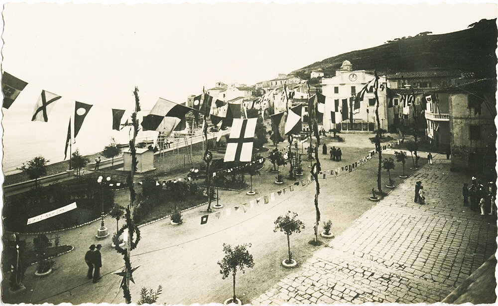 Marciana Marina - Lungomare con bandiere